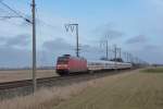 Br 101 117-0 mit dem IC 133 nach Norddeich Mole bei Petkum am 25.02.2012.