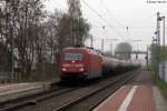 Die 101 115-4 passiert mit einem gemischten Gterzug, der berwiegend aus Druckgaskesselwagen besteht, den Bahnhof Weingarten (Baden). Aufgenommen am 05.04.2012.