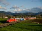 101 057 zog den D 50472 mit ersten zwei Wagen und CNL 472 mit verkehrsroten Wagen in Richtung Norden vor Kollmarsreute am 20.04.2012.