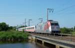 Mal eine andere Fotostelle: Die 101 144-4 berquerte am 12.06.2012 mit dem IC 2332 eine Kanalbrcke bei Neermoor.