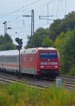 Mit einem IC am Hacken ist die 101 032-1 bei der Durchfahrt in Guntersblum zu sehen am Sonntag den 23.9.2012