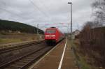 101 126 schiebt am 31.12.2012 den IC 2208 durch Neuses bei Kronach.