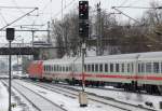 IC verlsst auf Bahnsteig 1 Kassel-Wilhelmshhe in sdlicher Richtung (26.01.2013).