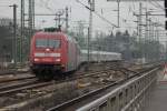 Ein IC von Frankfurt Hbf in Richtung Frankfurt Flughafen, hier in Frankfurt Stadion