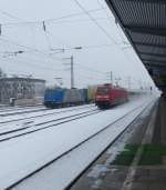 101 127 mit einen IC am Haken berholt TXL 185 513. Mnchen-Pasing 15.02.2013.