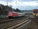 101 066 schiebt am 12. April 2013 den IC 1004 nach Berlin Gesundbrunnen ber das Gegengleis durch Kronach Richtung Saalfeld.