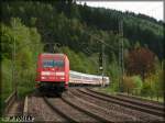 Von Pressig kommend erreicht 101 071 mit ihrem IC den Bahnhof Frtschendorf am 15.5.2013