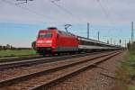 Am 13.10.2013 bespannte 101 141-0 ex. Azubis gegen Hass und Gewalt den EC 9 von Hamburg-Altona nach Basel SBB. Hier ist der Zug bei der Durchfahrt in Orschweier gen Freiburg. Nach 12 Jahren, 1 Monat und 1 Tage verlor sie am 09.10.2013 ihrer schwarze Werbung und ist nun in glänzendem Verkehrrot unterwegs.