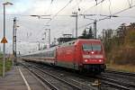 101 019-8 mit dem IC 2359 aus Kln nach Berlin Gesundbrunnen kurz vor dem halt in Warburg (Westf).