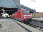 101 134-5 steht hier am 21.12.2013 als Zuglok des EC 378 nach Stralsund in Dresden Neustadt.