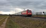 Am 03.01.2014 bespannte die 101 018-0 den EC 8 (Zürich HB - Hamburg-Altona) auf dem deutschen Abschnitt von Basel SBB nach Hamburg. Hier ist sie nördlich von Müllheim (Baden) bei Hügelheim am Fotografen Vorbeigeschossen.