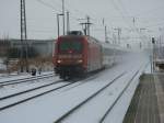 101 046 wirbelte bei der Einfahrt,mit dem IC 2213 Koblenz-Binz,am 29.Januar 2014,in den Bahnhof Bergen/Rügen eine ortenliche Ladung Schnee auf.