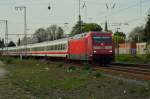 IC 2223 gezogen von der 101 093-3 aus Berlin kommend auf dem Weg nach Aachen Hbf verlässt Rheydt Hbf am Abend des 2.4.2014