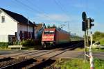 Um einiges verspätet kam am Freitagabend die 101 050-3 mit dem IC 2223 von Rheydt durch Wickrath gen Aachen gefahren. Hier ist sie kurz vor dem Bü Dahler Weg von mir abgelichtet zu sehen. 6.6.2014