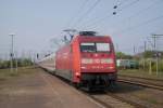 101 057-8 fuhr im Frühling 2011 mit dem IC 2435 von Norddeich Mole nach Leipzig, hier in Emden.