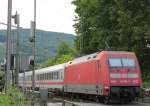101 062 bringt ihren EC114 von Klagenfurt nach Dortmund und fährt hier durch Bingen.