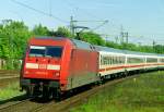 101 011 mit IC 707  Wilhelm Furtwngler  (Hamburg–Kln–Basel) am 18.05.2002 in Hamburg-Harburg (aufgenommen vom Bahnsteigende)