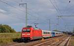 Im von 101 078 geführten IC 1934 war am 24.08.14 der Werbewagen der DB eingereiht. Hier durcheilt der IC Rodleben Richtung Magdeburg.