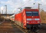   Die 101 087-5 rauscht mit einem IC am 28.02.2015 durch den Hbf Hanau in Richtung Süden.