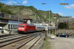 101 025 mit dem IC 2005  Bodensee  Emden-Konstanz in Bacharach, 18.04.2015.