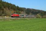 101 098 mit dem IC 184 Zürich-Stuttgart bei Neckarhausen, 19.04.2015.