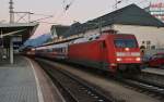 Der jeden Samstag im Winter verkehrende IC von München Hbf nach Schwarzach st.Veit steht am 26.12.2015 im Bahnhof Wörgl. Gezogen von der 101 028-9 ändert er in Wörgl seine Fahrtrichtung und wird von einer 1116 der ÖBB über die Giselabahn gezogen. Die 101 028-9 verbleibt über Nacht in Wörgl. 