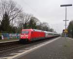 Durch Brühl kommt die 101 014-9 mit einem IC am Haken und ist hier nicht erkennbar ein Sandwich. Vermutlich dürfte der Steuerwagen Probleme haben. 23.1.2016