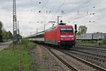 101 093-3 am 18.04.2015 bei der Durchfahrt mit dem EC 8 (Zürich HB - Hamburg Altona) in Müllheim (Baden) in Richtung Freiburg.