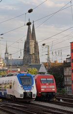 Mit dem Kölner Dom im Hintergrund konnte ich diese Parallelfahrt beobachten: NX 442 368 war als RB 48 (Wuppertal-Oberbarmen - Köln Hbf) unterwegs und fährt nun in das BW Köln Hansaring, welches 101 123 mit dem IC 2213 (Ostseebad Binz - Stuttgart Hbf) umfahren wird. Der IC 2213 war an diesem Tag ca 10 Minuten verspätet - im Durchschnitt beträgt die Verspätung dieses Zuges 21 Minuten! Wobei nur jeder 2. Zug pünktlich ist. (Zugfinder.de)
Köln Hansaring, 28. August 2016
