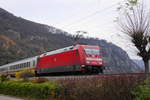 101 120-4 schiebt IC 2024 am Rhein entlang Richtung Koblenz. Hirzenach, 25.11.16.