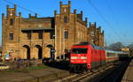 Vor dem 1848 gebauten Empfangsgebäude fährt 101 013-1 am 29.12.2016 mit einem IC in Minden ein