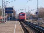 101 013 schob,am 10.Januar 2017,bei frühlingshaften Wetter,den IC 2182 Hamburg-Stralsund aus Ribnitz Damgarten West.