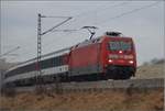 Bei Aldingen kommt im Eisregen 101 064-4 mit dem IC Stuttgart-Zürich vorbei.