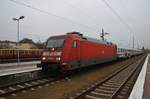 101 052-9 erreicht am 11.2.2017 mit dem IC2424 von Berlin Südkreuz nach Ostseebad Binz den Bahnhof Berlin Lichtenberg.