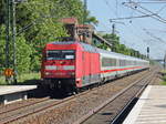 101 118-8 mit 10 IC Wagen und einem IC-Steuerwagen als  Sonderzug zum Kirchentag 2017 von Berlin nach Lutherstadt Wittenberg am 28. Mai 2017 in Großbeeren. 				
