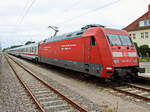 101 135-2 mit einem IC von Köln in  Binz Großbahnhof am 22. Juli 2017.