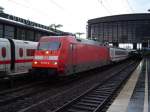 BR101 077 vor einem IC im Bahnhof Berlin Zoologischer Garten. (11.10.03)