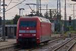 . Lok 101 077-6 wartet im Bahnhof von Singen auf den IC aus Zrich, um diesen nach dem Kuppeln in Richtung Stuttgart zu ziehen.  03.09.2017 (Hans)