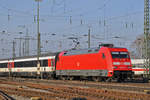 DB Lok 101 117-0 fährt beim Badischen Bahnhof ein.