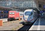 101 021-4 als IC 2339 (Linie 26) nach Karlsruhe Hbf trifft auf 403 510 (Tz 310  Wolfsburg ) als verspäteter ICE 1539 (Linie 15) nach Berlin Hbf (tief) in ihrem Startbahnhof Frankfurt(Main)Hbf.
[8.7.2018 | 13:15 Uhr]