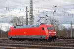 DB Lok 101 005-7 wird auf einem Nebengleis beim badischen Bahnhof abgestellt.