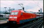 101 136-0 im Auslieferungszustand mit einem IC im Bahnhof Hamburg - Altona