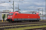 DB Lok 101 053-7 steht auf einem Nebengleis beim badischen Bahnhof.