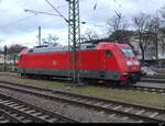 DB - Lok 101 087-5 abgestellt im Bahnhofsareal in Singen am 26.11.2023 .. Standort des Fotografen auf der Strasse neben den Geleisen