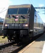 Am 6. August steht 101 141  Bahnazubis gegen Hass und Gewalt  mit ihrem IC 2370 nach Hamburg Altona ber Offenburg, Frankfurt in Konstanz zur Abfahrt bereit.