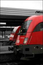 Impression zwischen Siemens und Bombardier: 1116 273 und 101 014 in Innsbruck Hbf. (07.07.2008)

