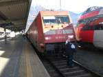 Alles muss man selber machen...
Der Tfz der 101 015 nahm in Innsbruck Hbf kurzerhand selbstentschlossen das Scheibenputzgert und verpasste sich fr die Fahrt mit dem EC 81  Garda  zum Brenner freien Durchblick.
Die Lok war insgesamt sehr schmutzig, kein einzelfall zu dieser Jahreszeit.
brigens die 2. Begegnung mit dieser Lok, siehe auch Bild-ID 221465.
3.11.2008