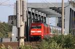 101 022 mit Neulack, in Slfeld unter der Brcke ber den Mittellandkanal. Leider ging es nicht anders weil von hinten so ein blder RE kommen musste.