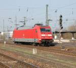 Behutsam manvriert der Lokfhrer der 101 114-7 am 10.4.2010 seine Lok auf ein Abstellgleis des Karlsruher Hbfs.