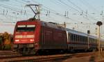 IC 2274 (Karlsruhe Hbf-Kassel-Wilhelmshhe) mit Schublok 101 002-4 in KArlsruhe 26.10.11 Die Lok wre mal eine Neulackkandidatin 